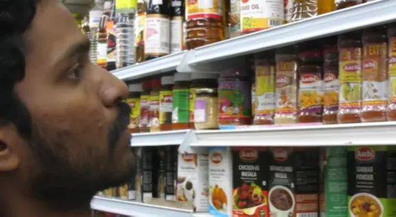 实拍!新加坡客工如何以450新元的薪水挣扎求生