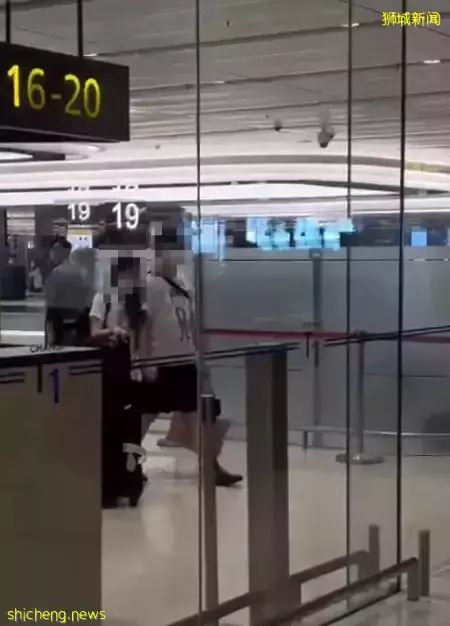 华人老公出轨、失踪！实拍新加坡母子在樟宜机场当场抓奸