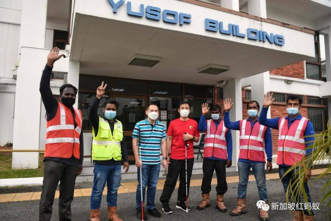 暖心！　獅城地鐵承包商安排客工天天助視障人士安全出行