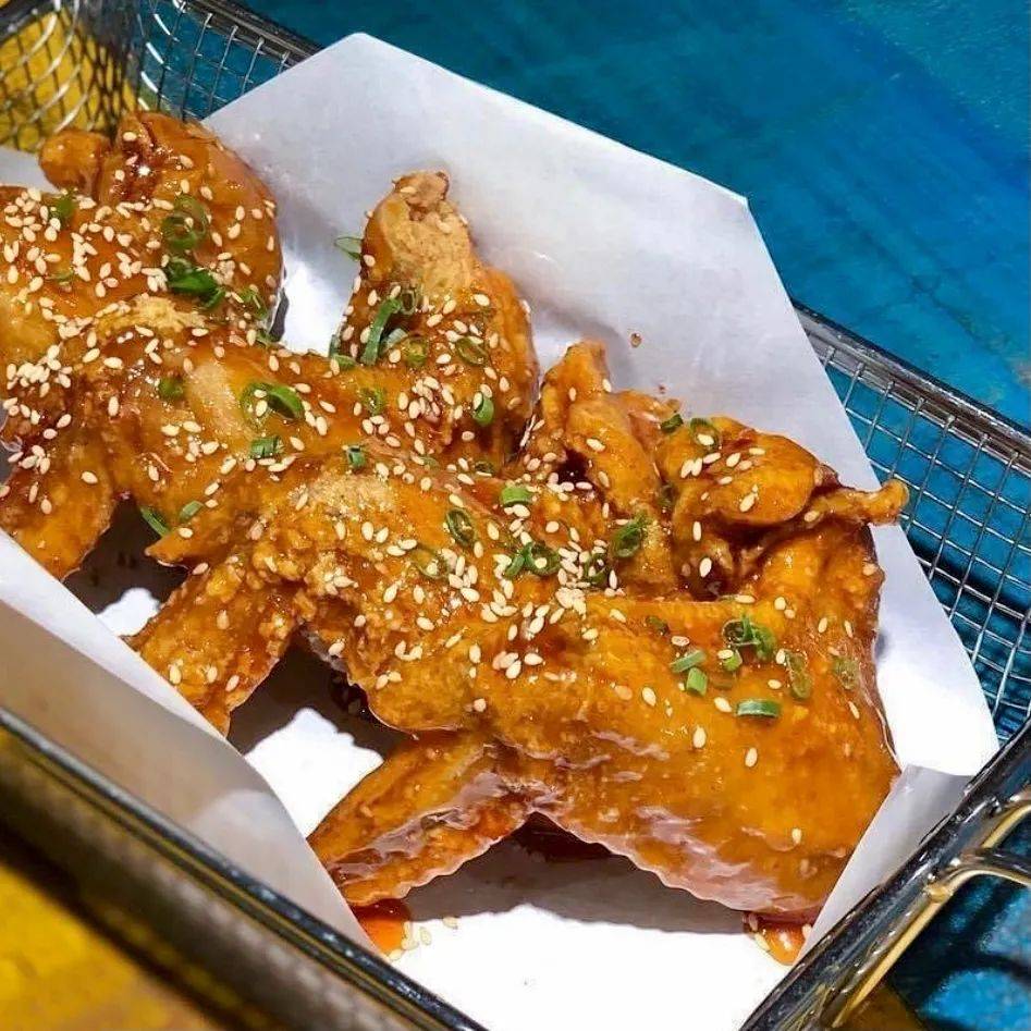 “下班後，看著獅城的炸雞店，眼淚不爭氣的從嘴角流下來”